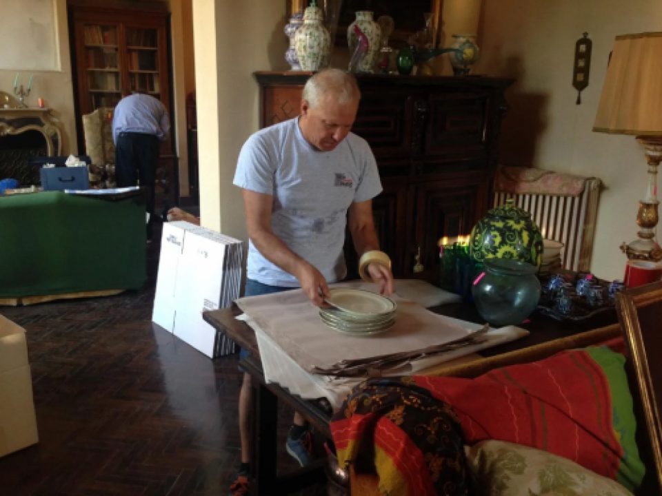 Uomo posiziona mobili